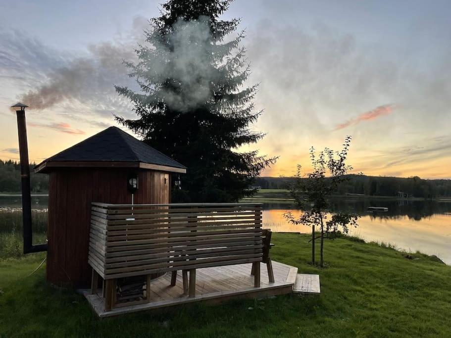 Mysig Stuga Med Sjoetomt, Naera Jaervsoebacken エクステリア 写真