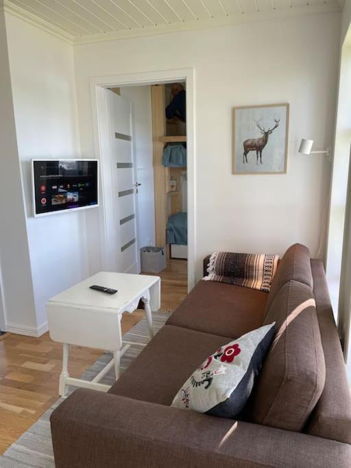 Mysig Stuga Med Sjoetomt, Naera Jaervsoebacken エクステリア 写真